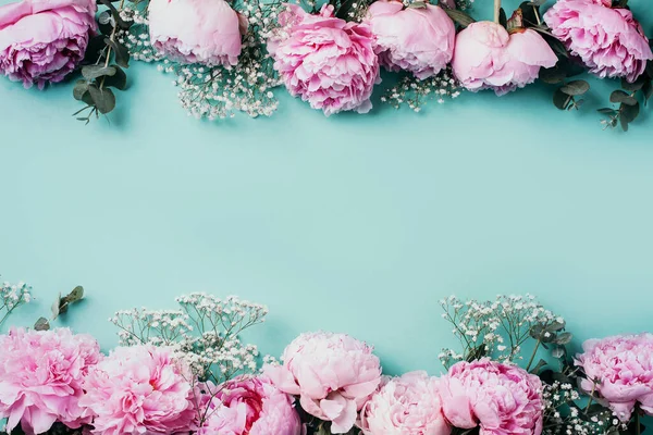 Creatief Framepatroon Van Roze Pioenrozen Gypsophila Bloemen Eucalyptus Blauwe Achtergrond — Stockfoto