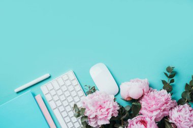 Beyaz klavye, defter ve şakayık, okaliptüs çiçeği, mavi arka planda kopya alanı olan ofis çalışma alanı. Kadınsı çalışma alanı. Düz yatıyordu. Blogger, iş konsepti. Model yap. Doğum günü, Kadın Günü