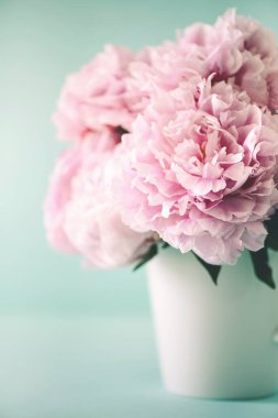 Mavi arka planda pembe şakayık çiçeği. Uzayı kopyala Çiçek kompozisyonu. Düğün, doğum günü, yıldönümü buketi. Kadınlar günü, anneler günü. Şakayık çiçekleri..