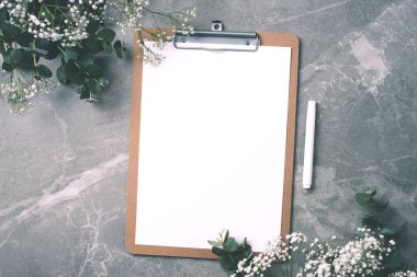 Not defteri, pembe şakayık, mermer arka planda okaliptüs çiçeği olan kadınsı çalışma alanı. Üst görünüm, boşluğu kopyala. Blogcu, kadınsı iş konsepti. Düz yatıyordu. Doğum günü, Kadın Günü. Model.