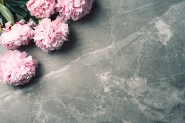 Çiçek desenli, pembe şakayıklardan yapılmış mermer arka plan. Düz yerde, üst tarafta. Uzayı kopyala Sevgililer Günü geçmişi. Düğün, doğum günü, yıldönümü buketi. Kadın günü, Anneler günü.