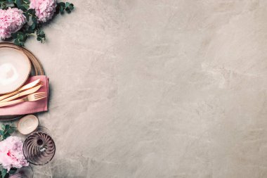 Masadaki çiçek aranjmanı, metin ve davetiyeniz için fotokopi alanı ile servis edilecek. Tebrik kartı. Üst Manzara. Şakayık, okaliptüs, tabaklar, altın çatal bıçak, mermer arka planda şarap kadehleri..