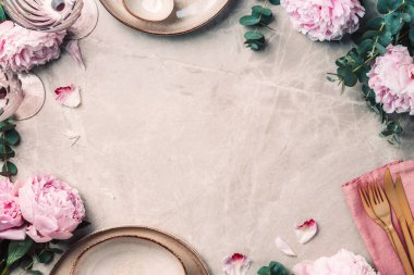 Masadaki çiçek aranjmanı, metin ve davetiyeniz için fotokopi alanı ile servis edilecek. Tebrik kartı. Üst Manzara. Şakayık, okaliptüs, tabaklar, altın çatal bıçak, mermer arka planda şarap kadehleri..