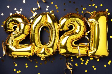 Altın folyo balonları koyu arka planda 2021 numaraya ışık saçar. Mutlu yıllar, yeni yıl kutlaması. Selamlar ve tebrikler..