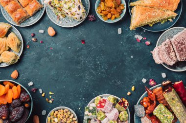 Geleneksel Türkçe zevki koyu arka planda. Üst Manzara. Düz yatıyordu. Uzayı kopyala Arap tatlısı, baklava, halva, rahat lokum, şerbet, fındık, fıstık, hurma, kuru üzüm, kayısı, kilise kilisesi.