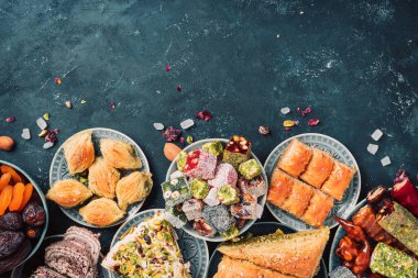 Geleneksel Türkçe zevki koyu arka planda. Üst Manzara. Düz yatıyordu. Uzayı kopyala Arap tatlısı, baklava, halva, rahat lokum, şerbet, fındık, fıstık, hurma, kuru üzüm, kayısı, kilise kilisesi.