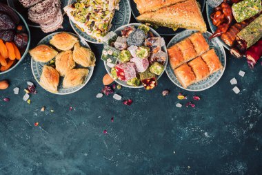 Baklava, halva, rahat lokum, şerbet, fındık, fıstık, hurma, kuru üzüm, kayısı, kilise. Geleneksel doğu tatlıları, Arap tatlıları, Türk tatlıları. Üst Manzara. Düz yatıyordu.