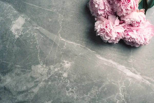 Çiçek desenli, pembe şakayıklardan yapılmış mermer arka plan. Düz yerde, üst tarafta. Uzayı kopyala Sevgililer Günü geçmişi. Düğün, doğum günü, yıldönümü buketi. Kadın günü, Anneler günü.