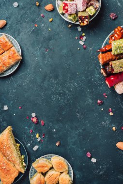 Baklava, halva, rahat lokum, şerbet, fındık, fıstık, hurma, kuru üzüm, kayısı, kilise. Geleneksel doğu tatlıları, Arap tatlıları, Türk tatlıları. Üst Manzara. Düz yatıyordu.