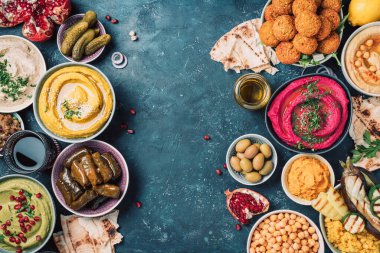Akdeniz aperatif konsepti. Geleneksel Arap yemekleri. Pide, zeytin, humus, dolma dolma, falafel köftesi, turşu, babaganush, sebze, nar, patlıcan.