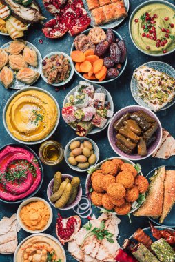 Akdeniz usulü aperatifler, bol miktarda konsept. Üst Manzara. Geleneksel Arap yemekleri. Orta Doğu renkli humus, pita, falafel, dolma, baklava, halva, rahat lokum, şerbet, kurutulmuş meyve..