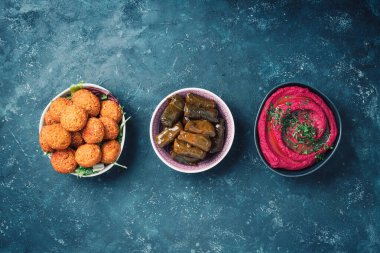 Geleneksel Arap yemekleri. Pide, zeytin, renkli humus, falafel, dolma dolma, babaganush, turşu, sebze, nar, patlıcan. Akdeniz meze partisi fikri.