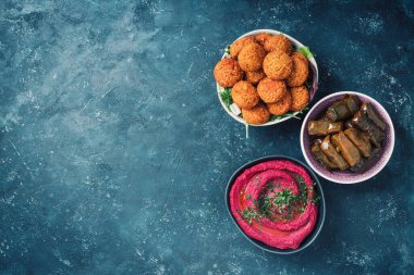 Akdeniz aperatif konsepti. Geleneksel Arap yemekleri. Pide, zeytin, humus, dolma dolma, falafel köftesi, turşu, babaganush, sebze, nar, patlıcan.