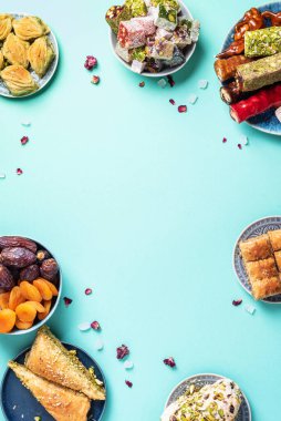 Geleneksel Türk zevki mavi arka planda. Üst Manzara. Düz yatıyordu. Uzayı kopyala Arap tatlısı, baklava, halva, rahat lokum, şerbet, fındık, fıstık, hurma, kuru üzüm, kayısı, kilise kilisesi.