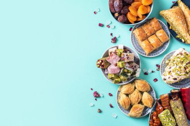 Baklava, halva, rahat lokum, şerbet, fındık, fıstık, hurma, kuru üzüm, kayısı, kilise. Geleneksel doğu tatlıları, Arap tatlıları, Türk tatlıları. Üst Manzara. Düz yatıyordu.