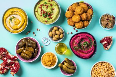 Geleneksel Orta Doğu mezesi: humus, pide, zeytin, şam fıstığı, dolma, falafel köftesi, turşu, babaganush, sebze, nar, patlıcan. Üst Manzara. Pankart. Uzayı kopyala Arap yemeği.