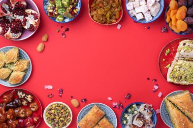 Baklava, halva, rahat lokum, şerbet, fındık, fıstık, hurma, kuru üzüm, kayısı, kilise. Geleneksel doğu tatlıları, Arap tatlıları, Türk tatlıları. Üst Manzara. Düz yatıyordu.