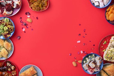 Baklava, halva, rahat lokum, şerbet, fındık, fıstık, hurma, kuru üzüm, kayısı, kilise. Geleneksel doğu tatlıları, Arap tatlıları, Türk tatlıları. Üst Manzara. Düz yatıyordu.