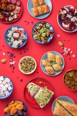 Baklava, halva, rahat lokum, şerbet, fındık, fıstık, hurma, kuru üzüm, kayısı, kilise. Geleneksel doğu tatlıları, Arap tatlıları, Türk tatlıları. Üst Manzara. Düz yatıyordu.