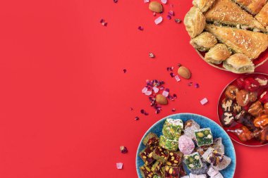 Baklava, halva, rahat lokum, şerbet, fındık, fıstık, hurma, kuru üzüm, kayısı, kilise. Geleneksel doğu tatlıları, Arap tatlıları, Türk tatlıları. Üst Manzara. Düz yatıyordu.