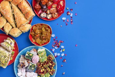 Geleneksel Türk zevki mavi arka planda. Üst Manzara. Düz yatıyordu. Uzayı kopyala Arap tatlısı, baklava, halva, rahat lokum, şerbet, fındık, fıstık, hurma, kuru üzüm, kayısı, kilise kilisesi.