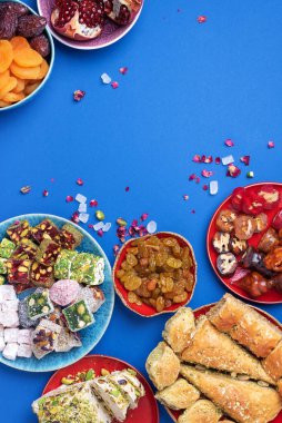 Baklava, halva, rahat lokum, şerbet, fındık, fıstık, hurma, kuru üzüm, kayısı, kilise. Geleneksel doğu tatlıları, Arap tatlıları, Türk tatlıları. Üst Manzara. Düz yatıyordu.