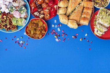 Geleneksel Türk zevki mavi arka planda. Üst Manzara. Düz yatıyordu. Uzayı kopyala Arap tatlısı, baklava, halva, rahat lokum, şerbet, fındık, fıstık, hurma, kuru üzüm, kayısı, kilise kilisesi.
