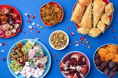 Geleneksel Türk zevki mavi arka planda. Üst Manzara. Düz yatıyordu. Uzayı kopyala Arap tatlısı, baklava, halva, rahat lokum, şerbet, fındık, fıstık, hurma, kuru üzüm, kayısı, kilise kilisesi.