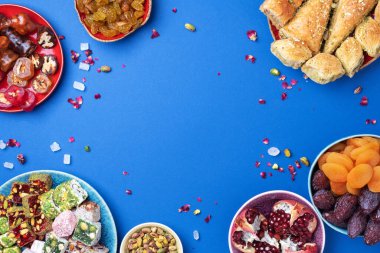 Baklava, halva, rahat lokum, şerbet, fındık, fıstık, hurma, kuru üzüm, kayısı, kilise. Geleneksel doğu tatlıları, Arap tatlıları, Türk tatlıları. Üst Manzara. Düz yatıyordu.