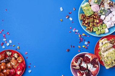 Geleneksel Türk zevki mavi arka planda. Üst Manzara. Düz yatıyordu. Uzayı kopyala Arap tatlısı, baklava, halva, rahat lokum, şerbet, fındık, fıstık, hurma, kuru üzüm, kayısı, kilise kilisesi.