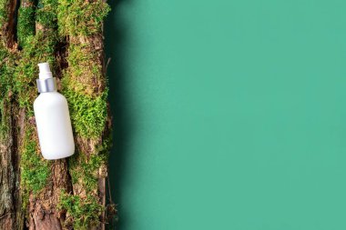 Krema kavanozu, nemlendirici losyon, şampuan ya da diğer kozmetik ürünler kahverengi arka planda beyaz boş şişede, yosun ve ağaç kabuğuyla. Cilt bakımı, organik vücut bakımı, spa konsepti. Vejetaryen çevre dostu.