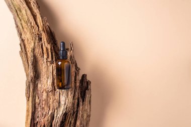 Krema kavanozu, nemlendirici losyon, şampuan ya da bej arka planda beyaz boş şişe içindeki diğer kozmetik ürünler. Cilt bakımı, cilt bakımı. Vejetaryen çevre dostu kavram. Nemlendirici, kuru cilt konsepti