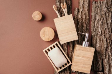 Bambu banyo aksesuarları - sabun tabağı, sabun makinesi, diş fırçası, ahşap kabuk dokusunda kişisel hijyen için organik kuru şampuan. Uzayı kopyala Üst Manzara. Sıfır atık, plastiksiz, sürdürülebilir konsept.