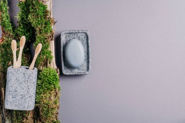 Sıfır atık, plastiksiz, sürdürülebilir konsept. Bambu banyo aksesuarları - sabun tabağı, sabun makinesi, diş fırçası, kişisel hijyen için organik kuru şampuan yeşil yosun dokusu. Uzayı kopyala Üst görünüm