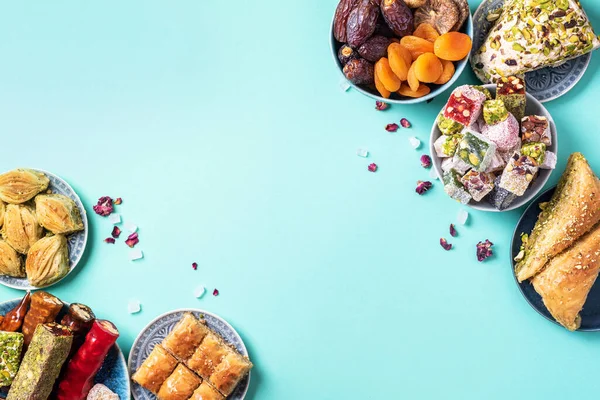 Geleneksel Türk zevki mavi arka planda. Üst Manzara. Düz yatıyordu. Uzayı kopyala Arap tatlısı, baklava, halva, rahat lokum, şerbet, fındık, fıstık, hurma, kuru üzüm, kayısı, kilise kilisesi.
