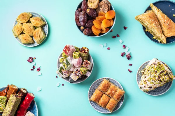 Baklava, halva, rahat lokum, şerbet, fındık, fıstık, hurma, kuru üzüm, kayısı, kilise. Geleneksel doğu tatlıları, Arap tatlıları, Türk tatlıları. Üst Manzara. Düz yatıyordu.