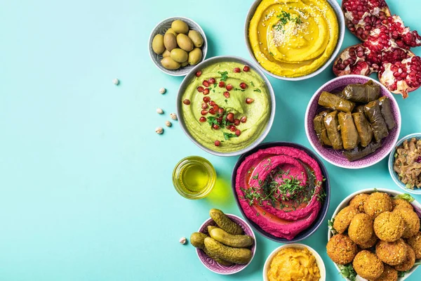 Geleneksel Arap yemekleri. Pide, zeytin, renkli humus, falafel, dolma dolma, babaganush, turşu, sebze, nar, patlıcan. Akdeniz meze partisi fikri.