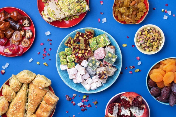 Geleneksel Türk zevki mavi arka planda. Üst Manzara. Düz yatıyordu. Uzayı kopyala Arap tatlısı, baklava, halva, rahat lokum, şerbet, fındık, fıstık, hurma, kuru üzüm, kayısı, kilise kilisesi.