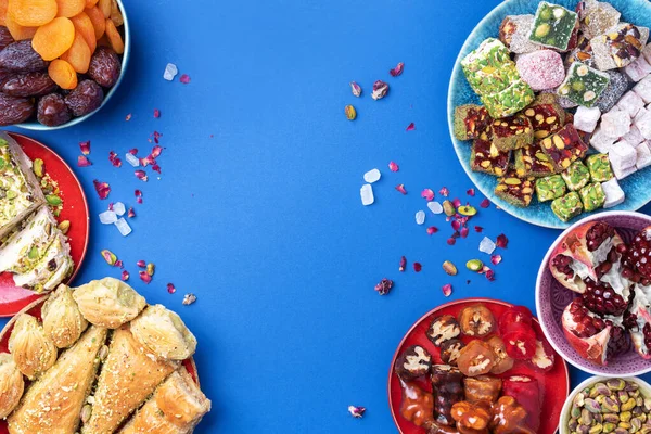 Baklava, halva, rahat lokum, şerbet, fındık, fıstık, hurma, kuru üzüm, kayısı, kilise. Geleneksel doğu tatlıları, Arap tatlıları, Türk tatlıları. Üst Manzara. Düz yatıyordu.