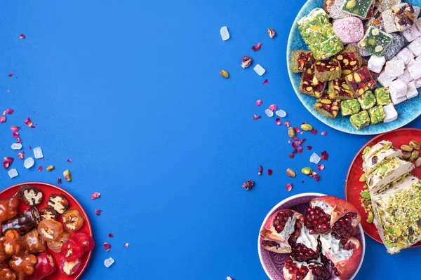 Geleneksel Türk zevki mavi arka planda. Üst Manzara. Düz yatıyordu. Uzayı kopyala Arap tatlısı, baklava, halva, rahat lokum, şerbet, fındık, fıstık, hurma, kuru üzüm, kayısı, kilise kilisesi.