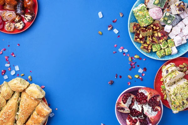 Baklava, halva, rahat lokum, şerbet, fındık, fıstık, hurma, kuru üzüm, kayısı, kilise. Geleneksel doğu tatlıları, Arap tatlıları, Türk tatlıları. Üst Manzara. Düz yatıyordu.