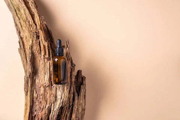 Krema kavanozu, nemlendirici losyon, şampuan ya da bej arka planda beyaz boş şişe içindeki diğer kozmetik ürünler. Cilt bakımı, cilt bakımı. Vejetaryen çevre dostu kavram. Nemlendirici, kuru cilt konsepti