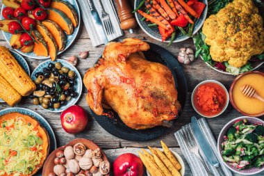 Noel ya da Şükran Günü kızarmış tavuk, pilav, balkabağı, mısır, bal, fındık, ahşap arka planda sebze salatası. Üst görünüm, boşluğu kopyala. Sonbahar hasadı, organik sebzeler. Sonbahar aile yemeği. Yiyecek konsepti.