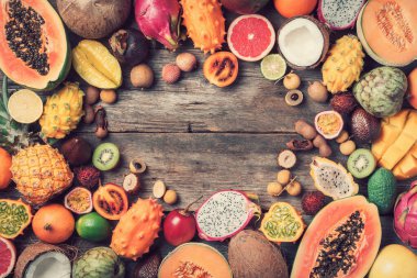 Tropikal meyve konsepti çeşitleri. Egzotik meyveler - ananas, papaya, mango, annona, muz, pitahaya, kiwano, afrika boynuzlu kavun, tamarillo meyvesi, granadilla, fıstık, yılan meyvesi, maracuya, rambutan, lychee, longan, tamarind, mangosteen on wood