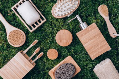 Bambu spa ve banyo aksesuarları, sabun tabağı, şeker kutusu, diş fırçası, kişisel temizlik için yeşil yosun dokusu üzerine organik kuru şampuan. Uzayı kopyala Üst Manzara. Sıfır atık, plastiksiz, sürdürülebilir konsept.