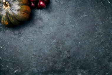 Siyah arka planda organik balkabağı. Üst Manzara. Düz yatıyordu. Reklam için yer ayır. Sonbahar hasat fuarı. Şükran Günü. Altın sarısı sonbahar