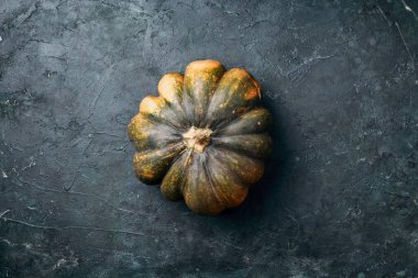 Karanlık arka planda organik sonbahar balkabağı. Üst Manzara. Uzayı kopyala Sonbahar hasat fuarı. Şükran Günü. Altın sarısı sonbahar