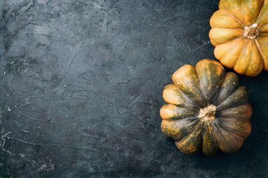 Karanlık arka planda organik sonbahar balkabağı. Üst Manzara. Uzayı kopyala Sonbahar hasat fuarı. Şükran Günü. Altın sarısı sonbahar