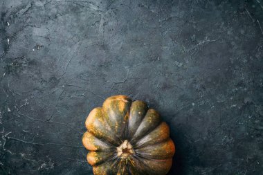 Karanlık arka planda organik sonbahar balkabağı. Üst Manzara. Uzayı kopyala Sonbahar hasat fuarı. Şükran Günü. Altın sarısı sonbahar