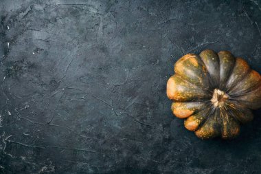 Siyah arka planda organik balkabağı. Üst Manzara. Düz yatıyordu. Reklam için yer ayır. Sonbahar hasat fuarı. Şükran Günü. Altın sarısı sonbahar